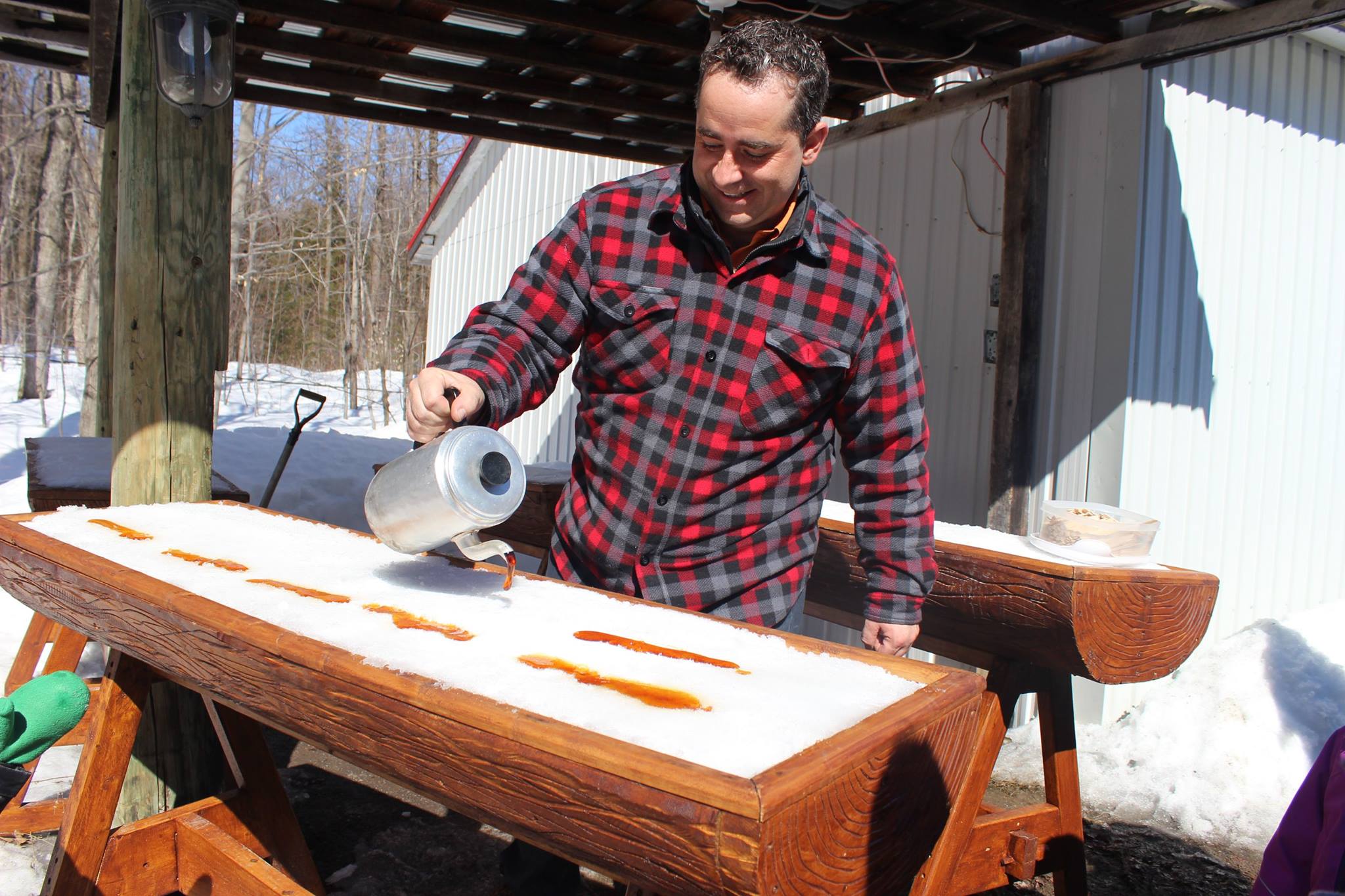 Tire d'érable sur la neige à la Cabane à sucre Massicotte